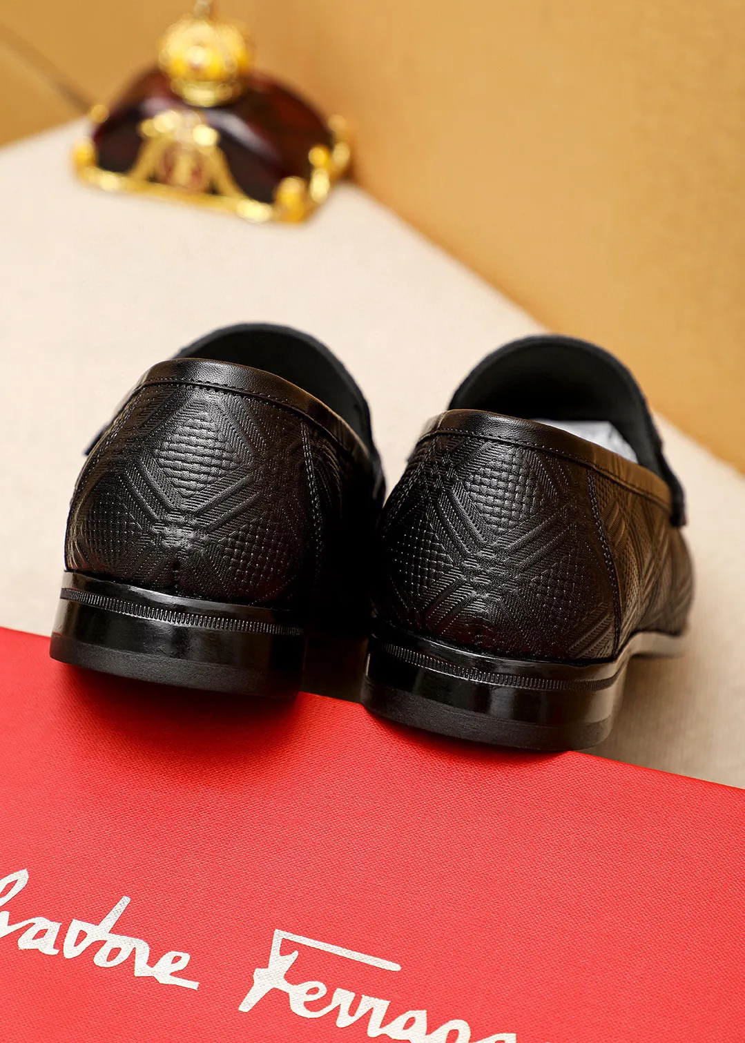 Men's shoes 💰460 💐 Product trademark: Ferragamo "Ferragamo" casual leather shoes Regular size: 38-44 (45.46🉑️customized) Product materials: Selected imported first-layer calfskin embossed upper + luxury hardware buckle, imported water-dyed cow leather lining. Strong three-dimensional visual effect, original rubber outsole Color: 1⃣️color optional